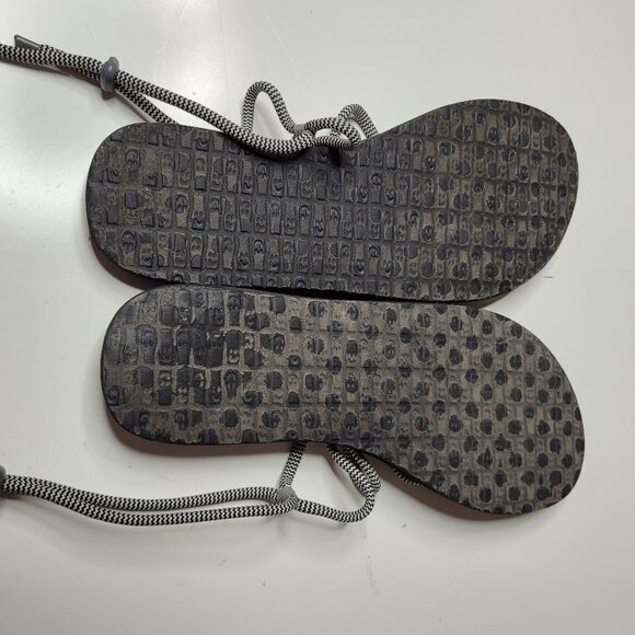 9 SANUK BLACK WHITE ANKLE WRAP ADJUSTABLE CORD STRETCH YOGA MAT WATER SANDALS - Picture 6 of 10